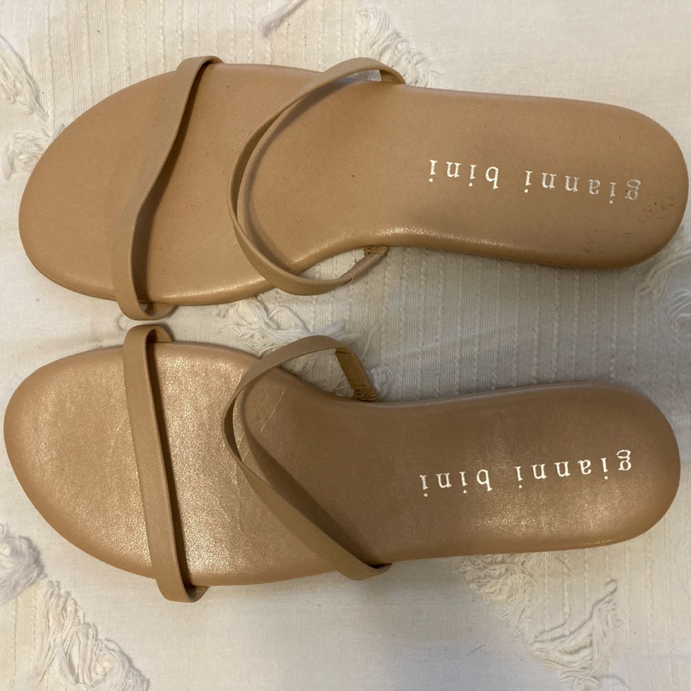 GIANNI BINI KAYDIE FLAT SANDAL- COLOR: Tan - SIZE: 7.5